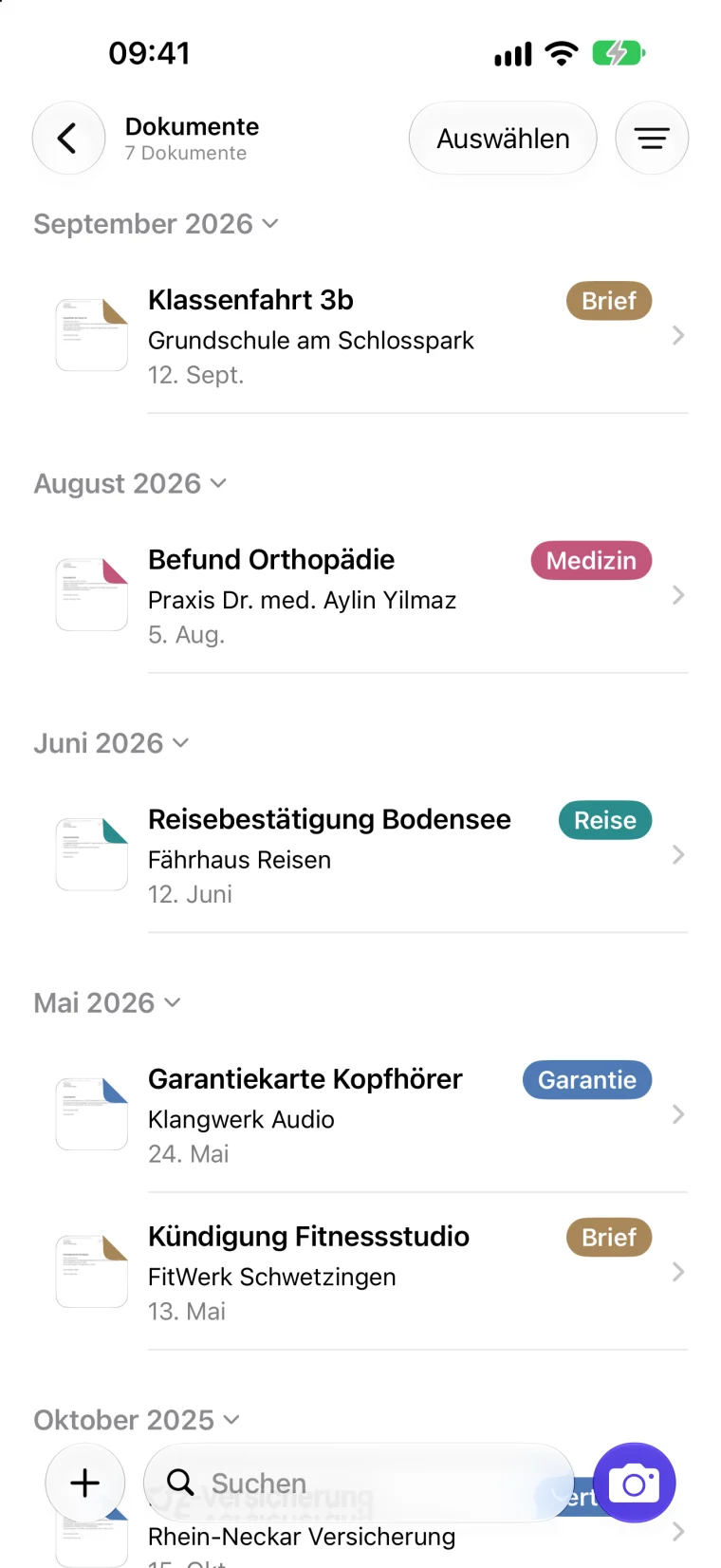 Dokumente in hefted: Verträge, Bescheide und Arztbriefe, jeweils mit ihrer Art.